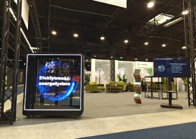 Holograficzny wyświetlacz LED prezentujący logo marki na targach