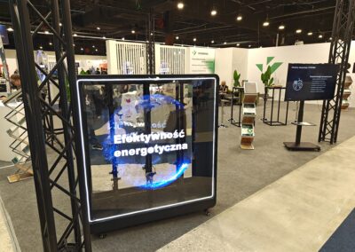 Holo box LED z logo firmy wykorzystywany na stoisku targowym