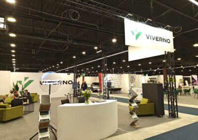 Hologramy LED przyciągające uwagę odwiedzających na stoisku targowym